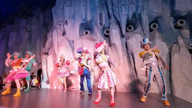 Танцы в Харбинском полярном аквариуме (Harbin Polarland), г. Харбин