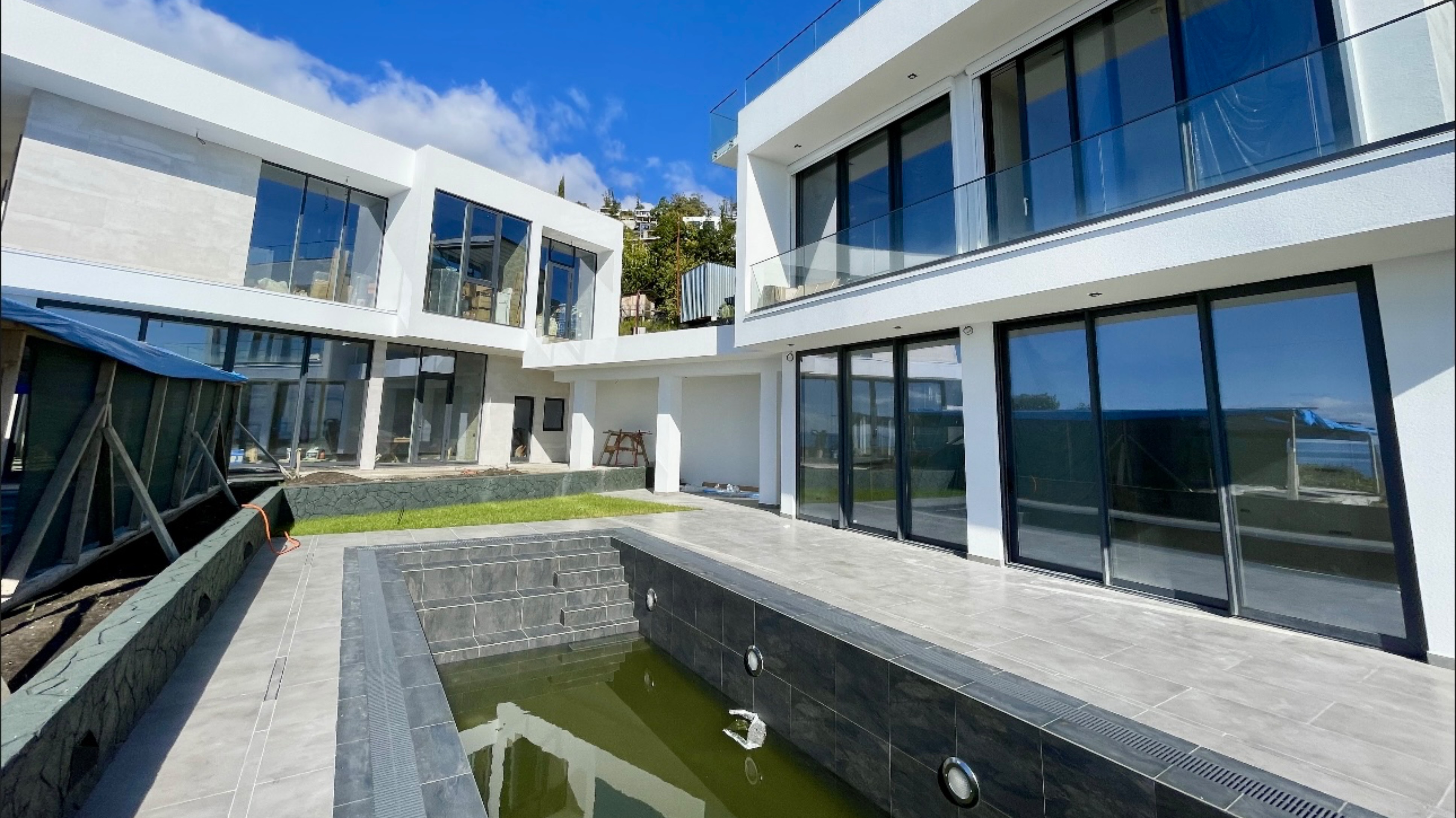 Самый лучший вид на Чёрное море в Сочи с этого дома с бассейном смотреть онлайн