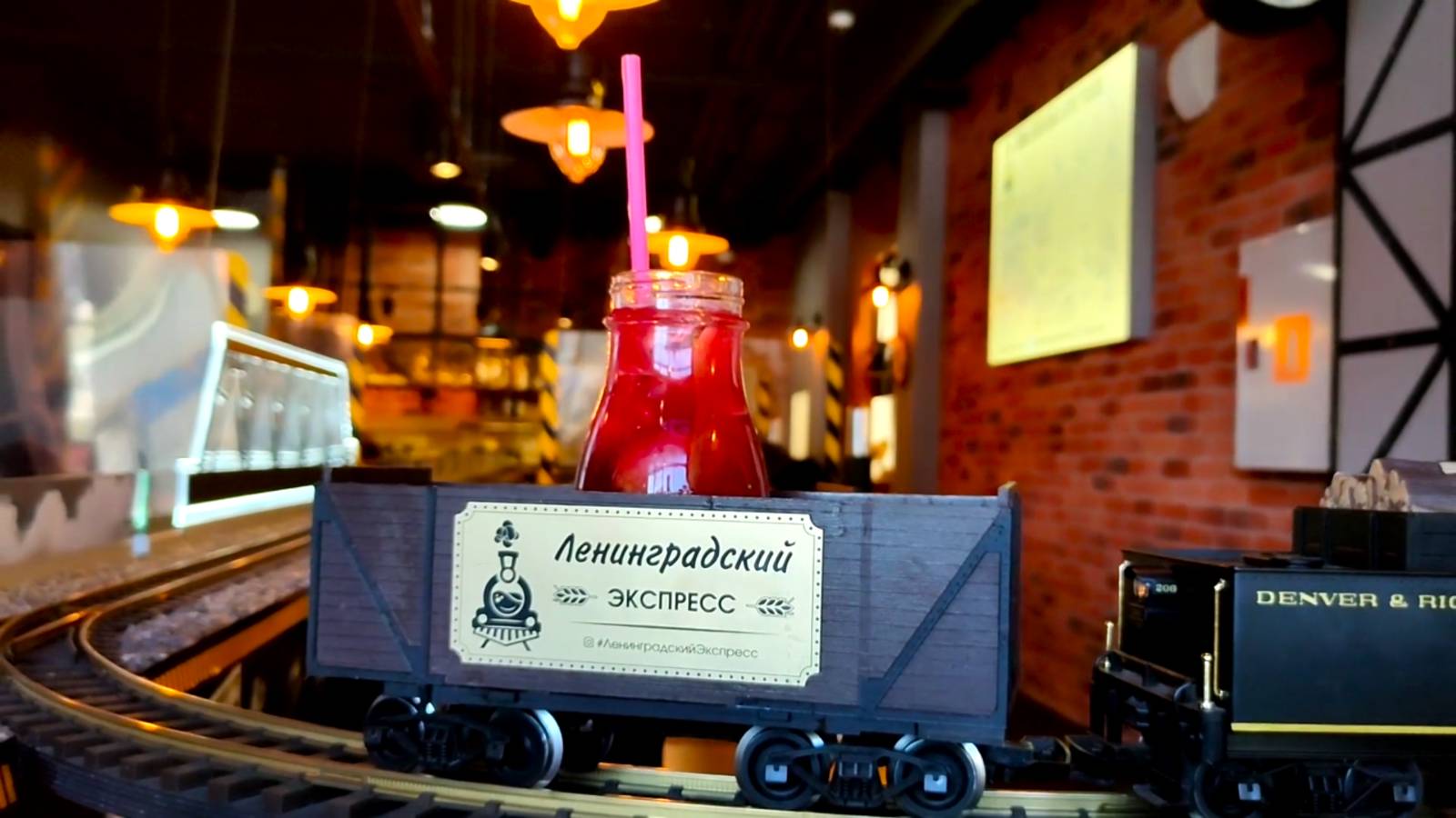 Кафе, в котором еда приезжает на паровозике смотреть онлайн