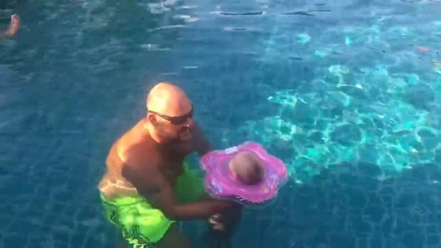 Первое купание Виктории смотреть онлайн