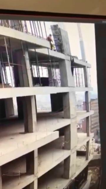 Строитель сорвался с крыши 😱👀  #шортс #шорты #шорт #шо