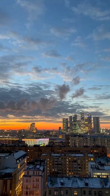 Наступает время потрясающих закатов 🌅 Встречайте их смотреть онлайн