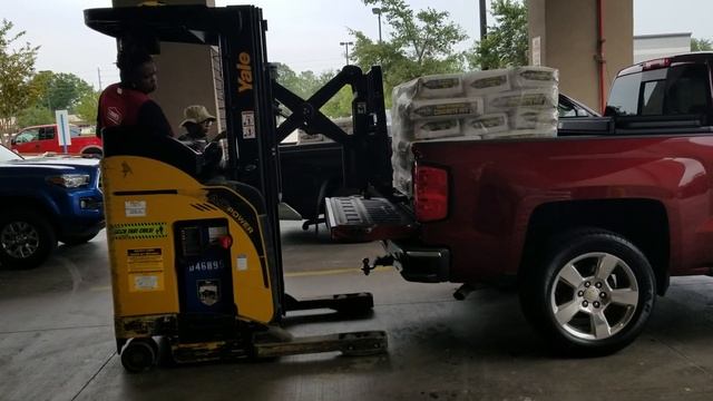 Pallet of concrete Silverado vs Tundra 3360lb смотреть онлайн
