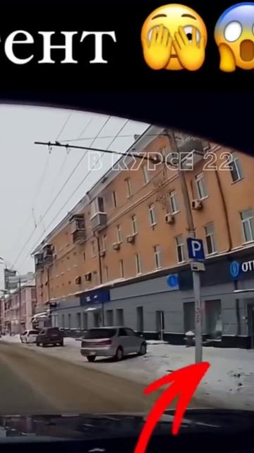 В Барнауле с крыши дома сошла лавина снега. 😨 смотреть онлайн