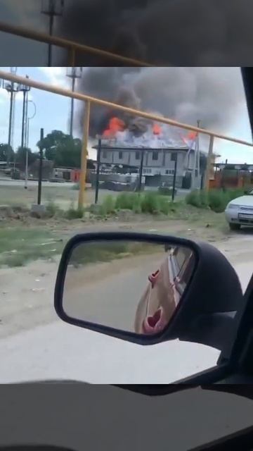 Мощное пламя охватило гостиницу УЮТ в Кизляре ТУТ ДАГЕСТАН смотреть онлайн