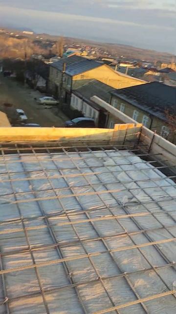 Солнце еще высоко , кто то в офисе кто то на свежем воздухе , а на какой стороне комнаты вы ?