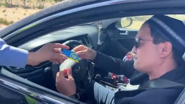 Полиция раздаёт визитки водителям при въезде в Мангистау смотреть онлайн