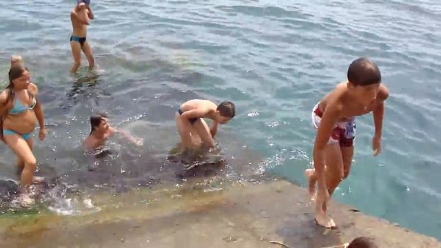 Алушта 01.07.2010 - Дмитро купається. смотреть онлайн