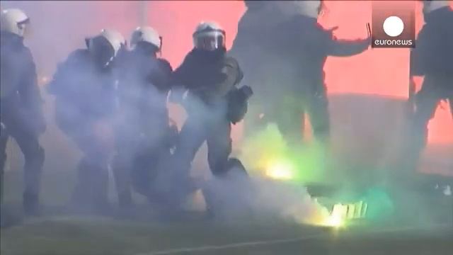 Бійка на стадіоні в Афінах замість матчу "Олімпіакос"- "Панатінаїкос" смотреть онлайн