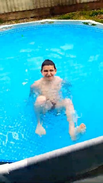 Купаюсь в своём бассейне клёво 🐱 смотреть онлайн