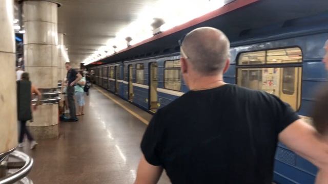 Дверь вагона метро открывает вручную работник станции смотреть онлайн