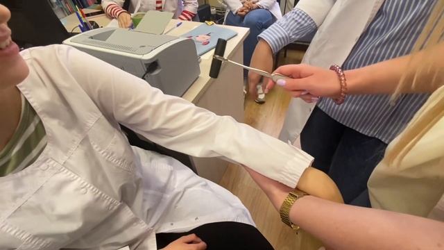 УДАРИЛА ОДНОГРУППНИЦУ МОЛОТКОМ | влог | 4 курс меда смотреть онлайн