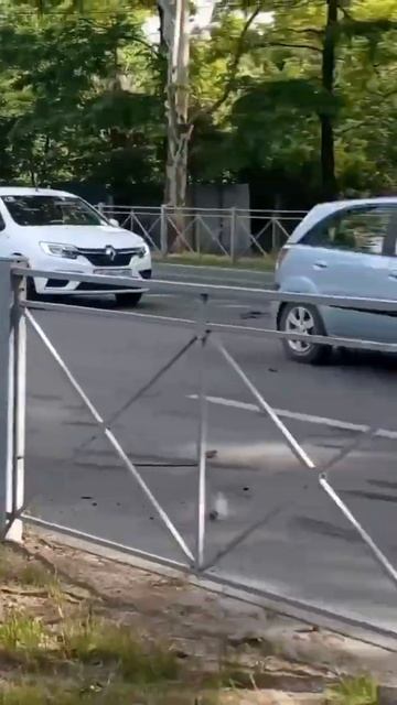 В Симферополе золотой спорткар после столкновения с автомобилем вылетел на тротуар смотреть онлайн