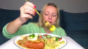 Мукбанг фунчоза терияки ,яйцо ,сосиски салат, капуста тушеная .Еда на камеру.