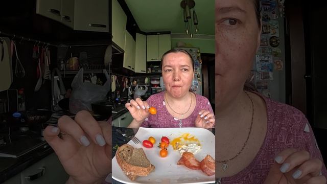 Мукбанг, завтрак#бекон жареный#яйцо жареное и помидорки Черри 😋 смотреть онлайн