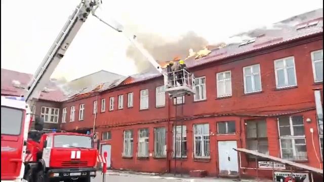 Крыша на "Кварце" загорелась смотреть онлайн