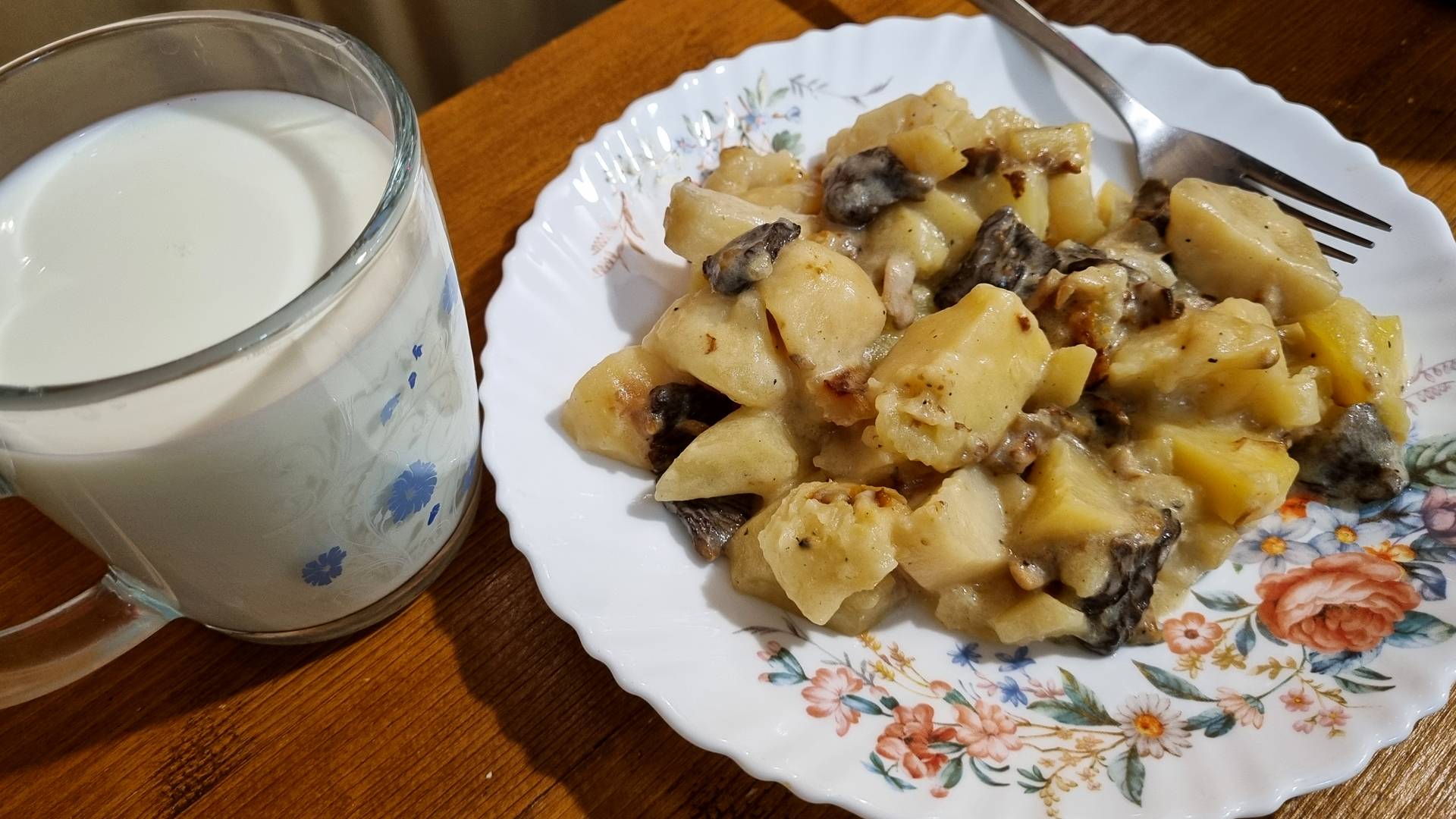 Невероятно вкусная Картошка со Сморчками в Сметанном соусе в Мультиварке