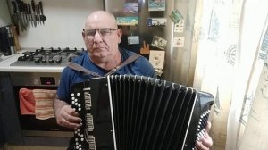 Теплый дождь стучит по крышам.. ...