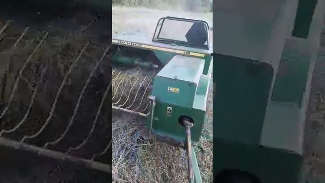 Пресование сена John Deere 330. Тюковый пресс подборщик JD 330 от компании АгроРуЛидер! смотреть онлайн