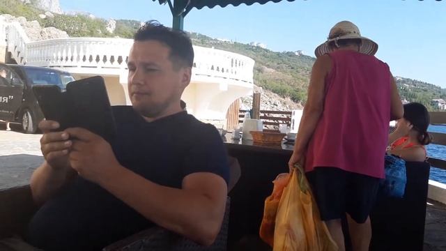 Бабулька торгует на пляже и тут же приворовывает зубочистки со стола смотреть онлайн