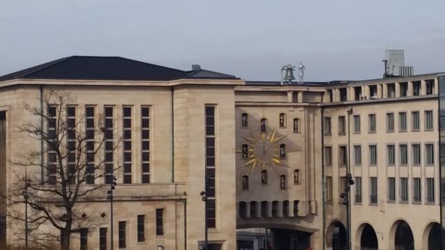 Часы в Бельгии бьют каждый раз играя гимн! смотреть онлайн