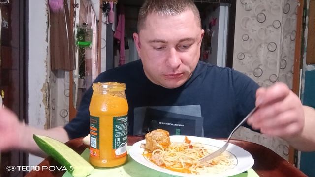 мукбанг/обжор/спагетти и тефтели с подливкой,кабачковая икра/ смотреть онлайн