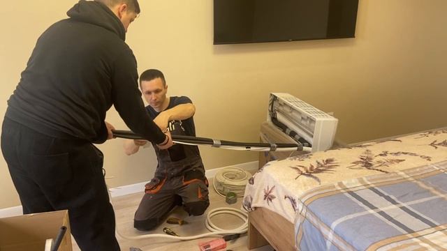 Установка кондиционера. Весь монтаж сплит-системы за 2,5 минуты. KoenigСlimat || Калининград смотреть онлайн