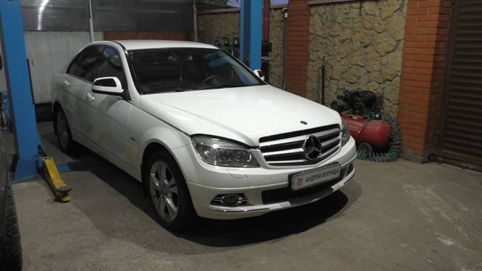 Замена трубки системы охлаждения на ГБЦ на Mercedes Benz C200 Kompressor 1,8 Мерседес Бенц 2008 года