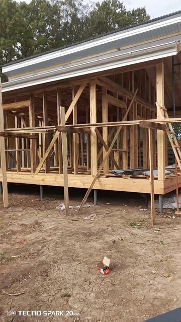 Вторая сторона крыши почти готово.