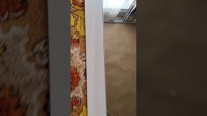 Приклеивание зеркала к двери самому
