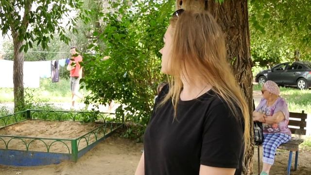 Сломанная карусель, сухие деревья во дворе и протекаю? смотреть онлайн