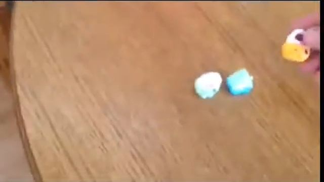 Богдан и Ева открывают корзинки Shopkins. Shopkins Small Mart. смотреть онлайн