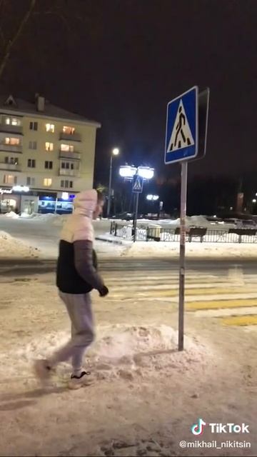 Полоцк. Обкурыш бьётся головой о дорожные знаки смотреть онлайн