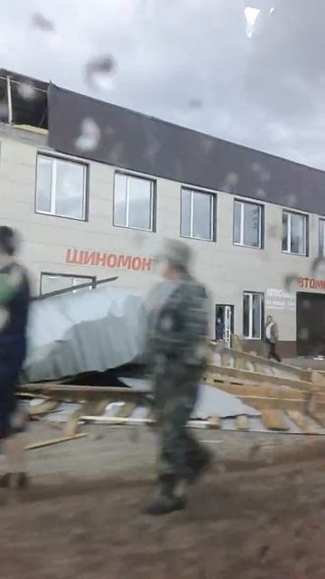 Сильный ветер в Верхнеуральске снес крышу в центре ши?
