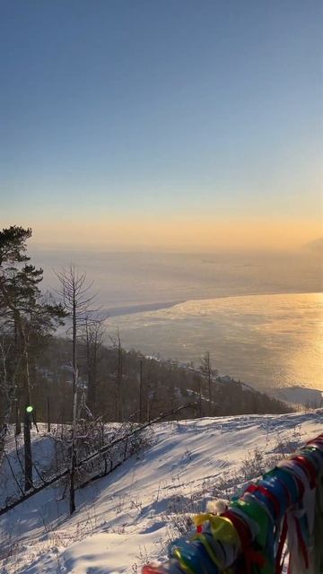 Канатная дорога с видом на Байкал 😍 видно, как Байкал соединяется с Ангарой #байкал #листвянка смотреть онлайн