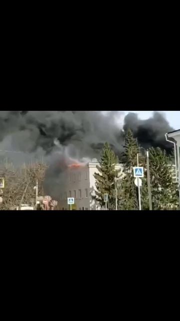 В г.Ишим Тюменской обл. горит крыша ТЦ.Площадь пожара с смотреть онлайн