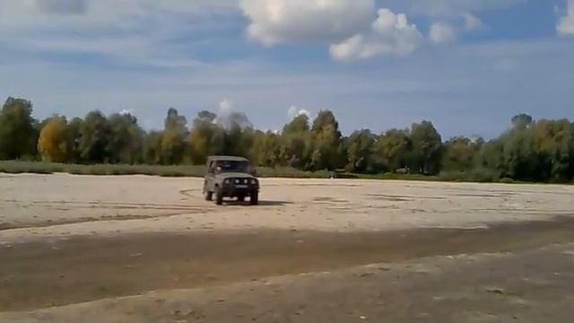На УАЗ по пляжу (Nokia N97) смотреть онлайн