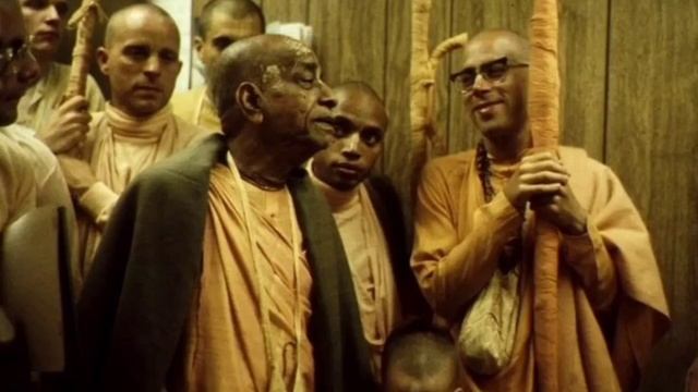 Утренняя прогулка Шрилы Прабхупады 23.04.1975, Вриндаван. Мы должны петь ради удовлетворения Кришны!