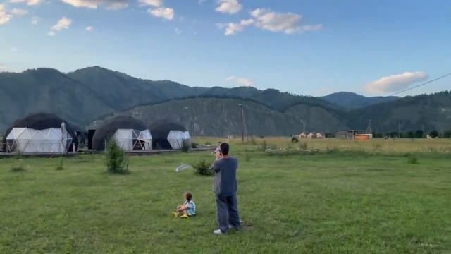 Запуск воздушных змеев в Месте Силы на Алтае смотреть онлайн