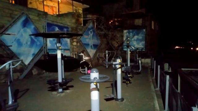 Спорт площадка с тренажёрами в Ялте, на Массандровском пляже смотреть онлайн