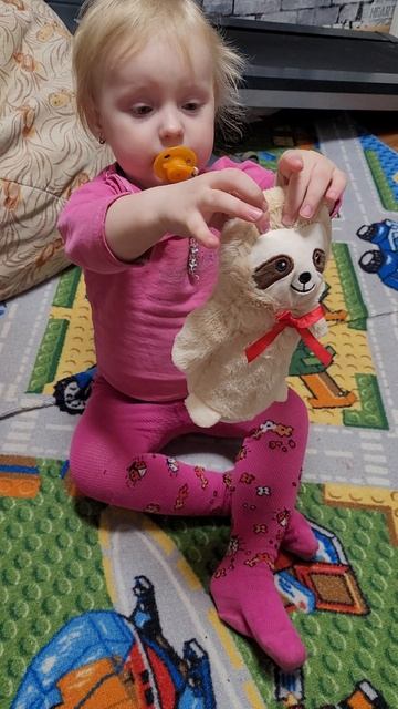 Арина показывает игрушку смотреть онлайн