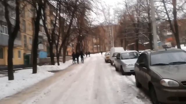 Экшн на Салтовке 06.01 (мужик разбил окно в трамвае и пытался убежать) смотреть онлайн