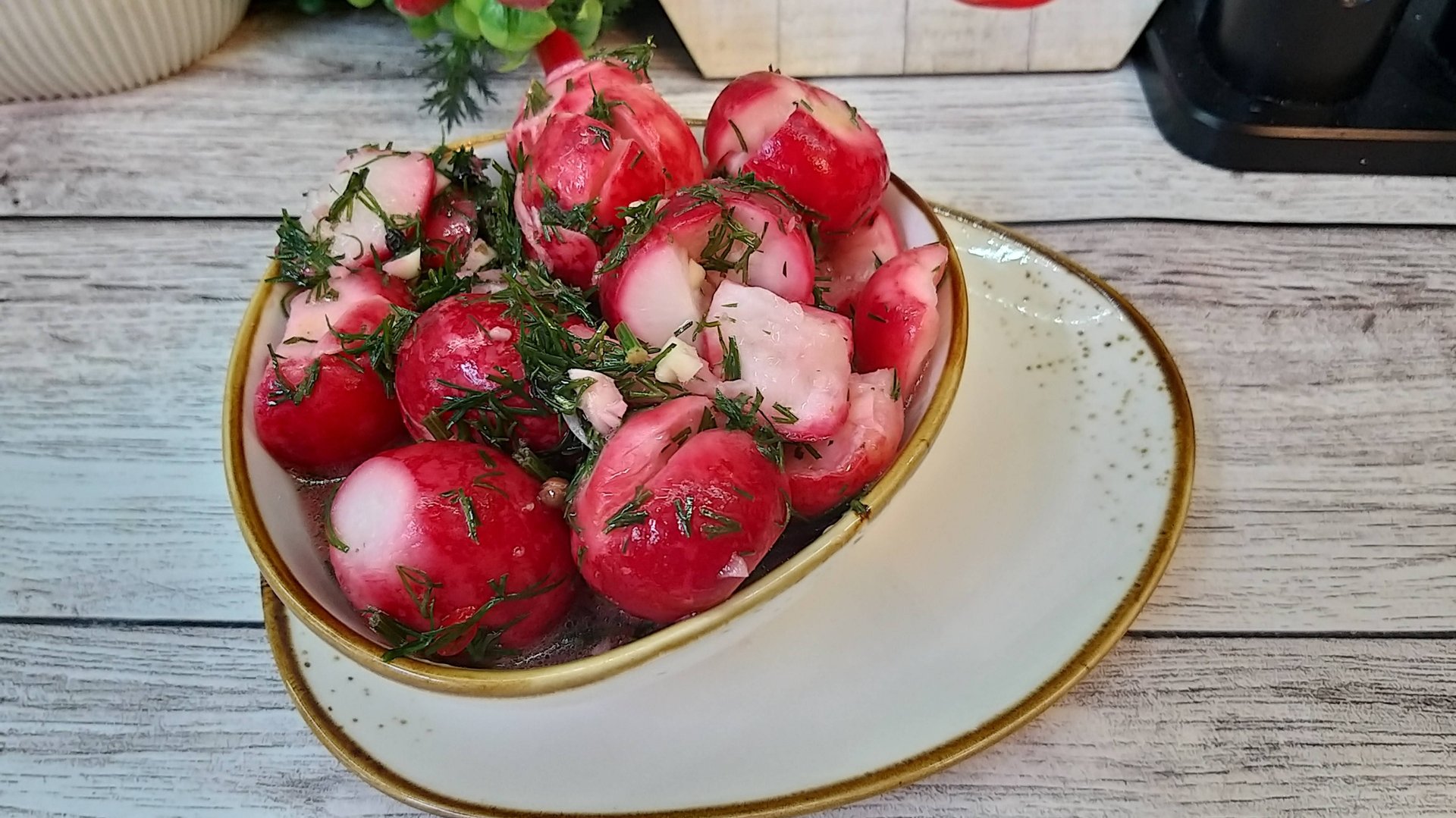 Оторваться невозможно Ароматная битая редиска. Вкусная и пикантная закуска к шашлыку за 10 минут! смотреть онлайн