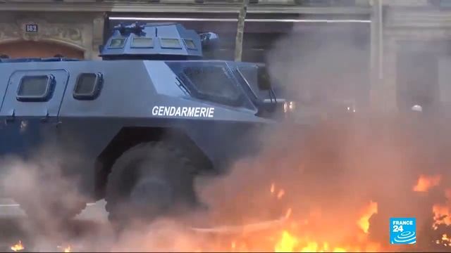 Срочная новость! Французская полиция жестко разгонятет протестующих в центре Парижа смотреть онлайн