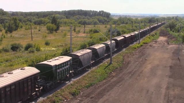 Электровоз ВЛ10-1834 с грузовым поездом