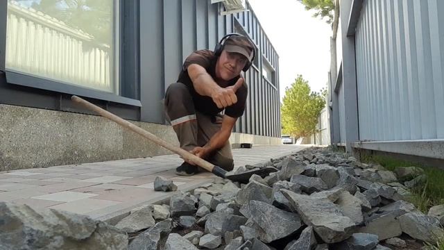 6.07.23, 17:30. Работа со щебнем. В наушниках аудио-книга. Приятное одиночество. смотреть онлайн