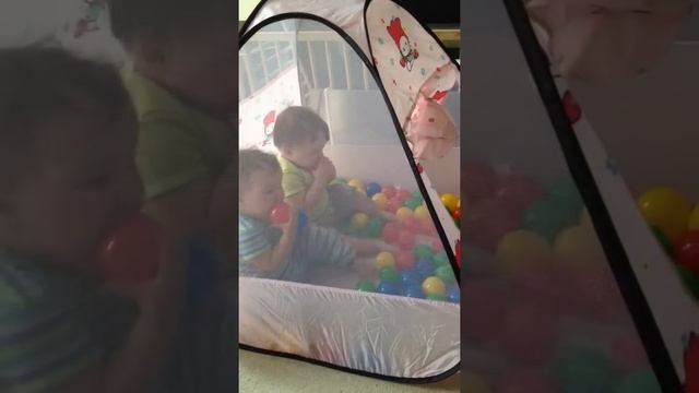 Близнецы и палатка с мячиками смотреть онлайн