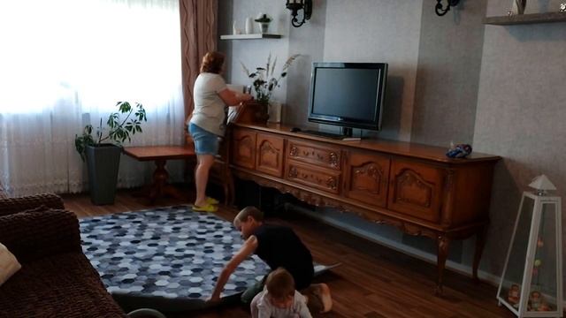 Наш день #236 Освежающая, лёгкая уборка. Убираем всей семьёй. Георг футболист. Идём в ресторан. смотреть онлайн