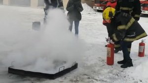 Пожарные Южного округа обучают как правильно пользоваться огнетушителями