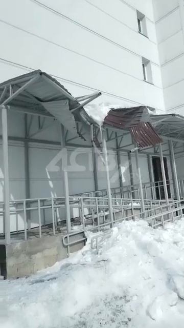 Снежная наледь рухнула с крыши пятиэтажки и разрушила